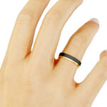 Alianza de boda 4mm Asymmetric Flat Oro Amarillo y Carbono 40-OAC10A-B - Imagen 3