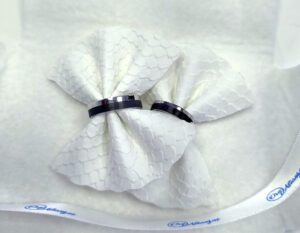 Alianza de oro y carbono con acabado mate para matrimonio moderno