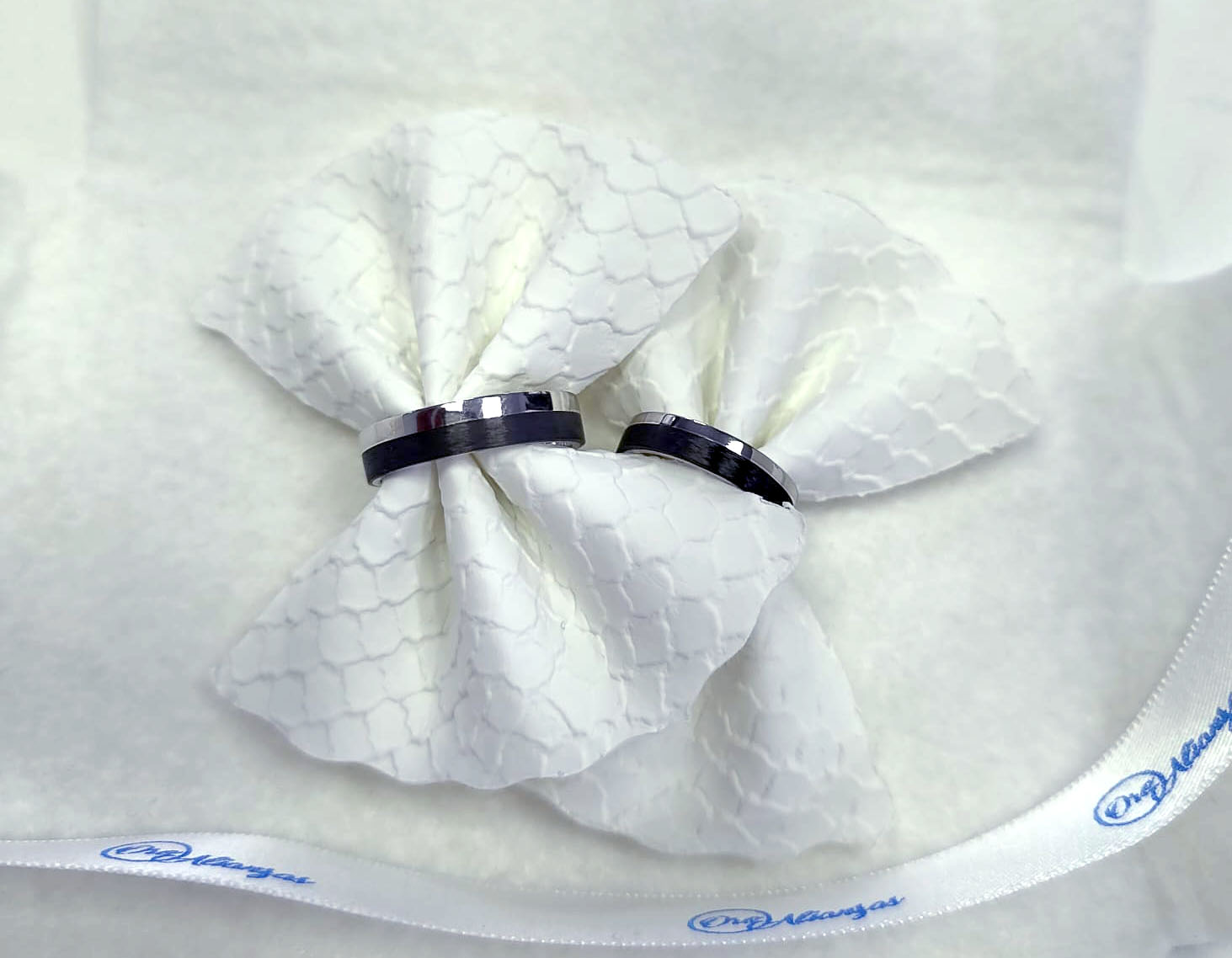 Alianza de oro y carbono con acabado mate para matrimonio moderno